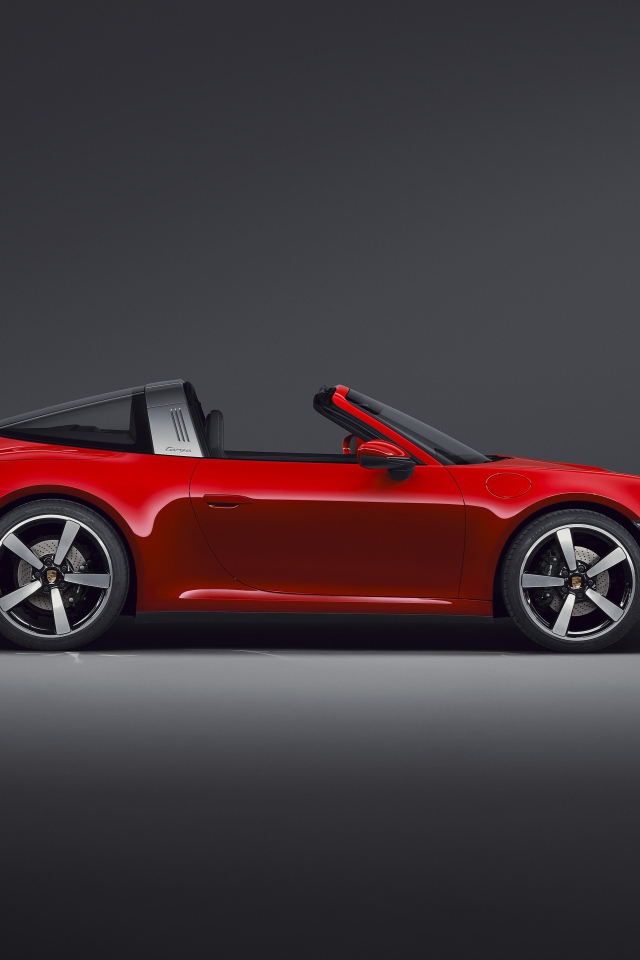 Красный кабриолет Porsche 911 Targa 4 2020 года на сером фоне