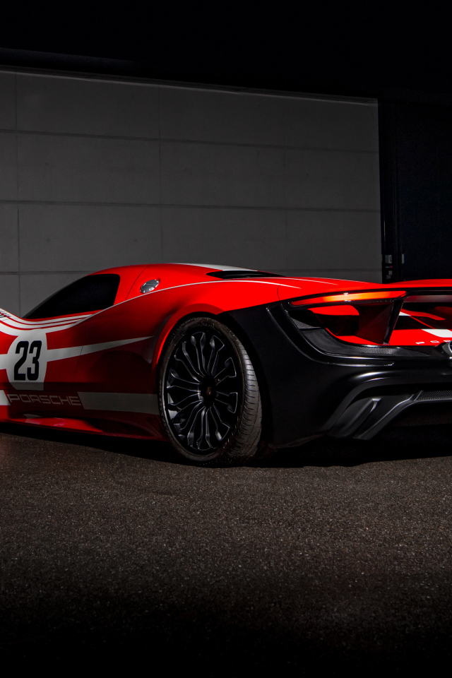 Красный гоночный автомобиль Porsche 917 Living Legend  вид сзади