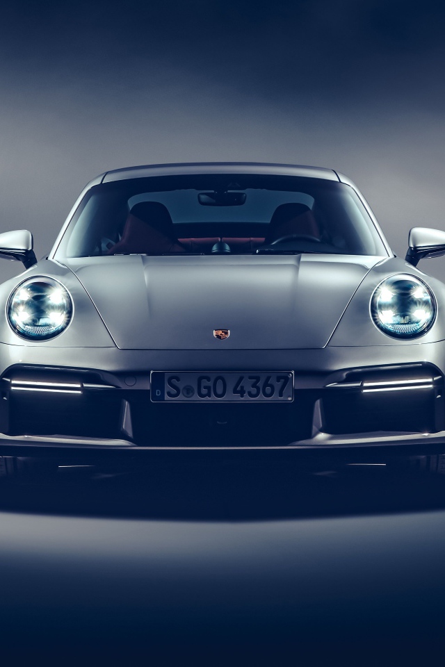 Серебристый Porsche 911 Turbo S 2020 года вид спереди