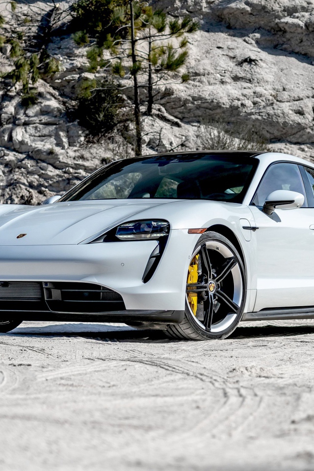 Белый  Porsche Taycan Turbo S, 2020 года у горы 