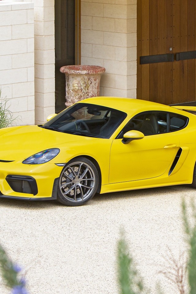 Желтый автомобиль Porsche 718 Cayman GT4,  2020 года