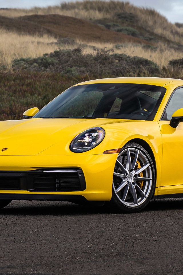 Желтый автомобиль Porsche 911 Carrera 4S, 2020 года