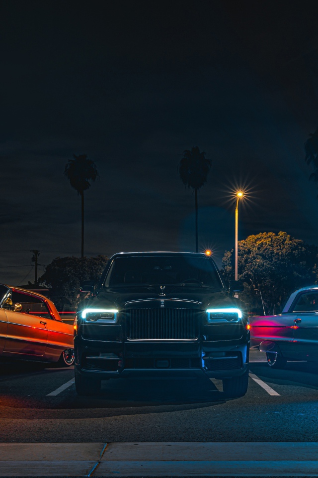 Автомобили Rolls-Royce Cullinan, 2020 года с включенным фарами