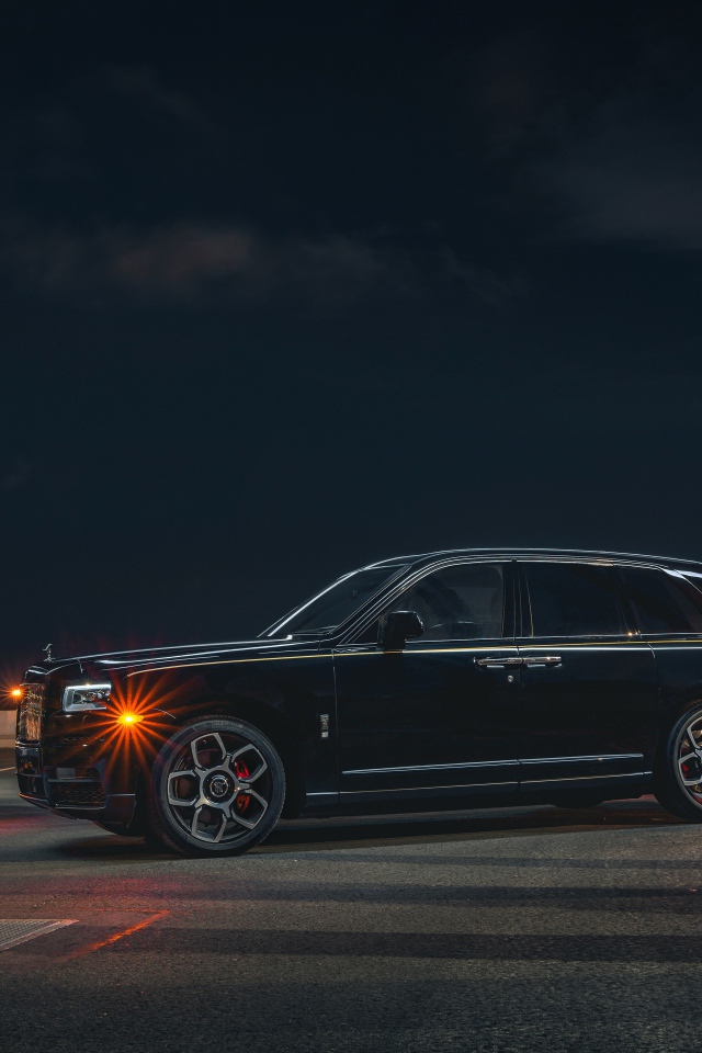 Автомобиль  Rolls-Royce Cullinan, 2020 года ночью 