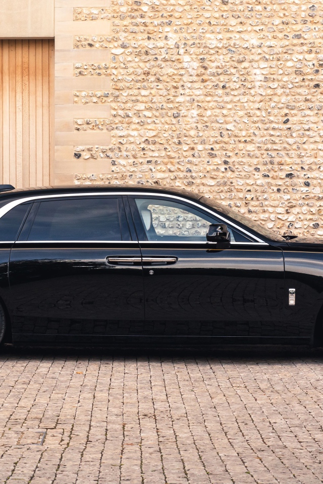 Черный автомобиль Rolls-Royce Ghost EWB 2020 года у стены