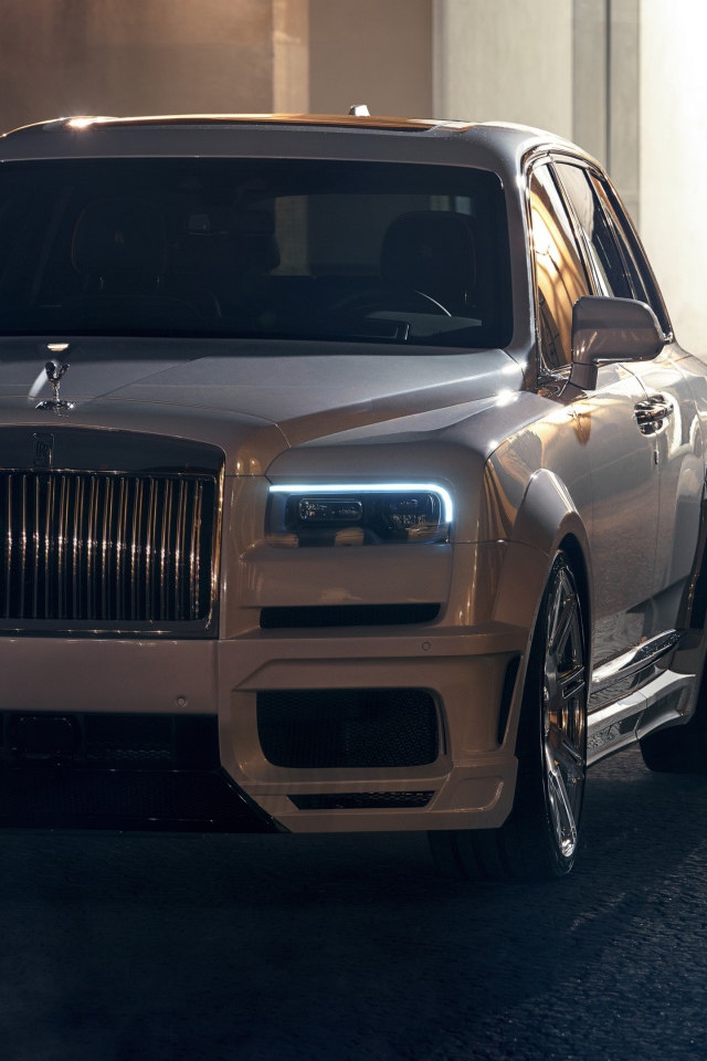 Белый автомобиль  Rolls-Royce Cullinan 2020 года в городе 