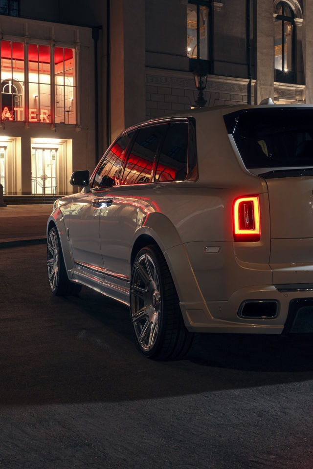 Белый внедорожник  Rolls-Royce Cullinan 2020 года вид сзади