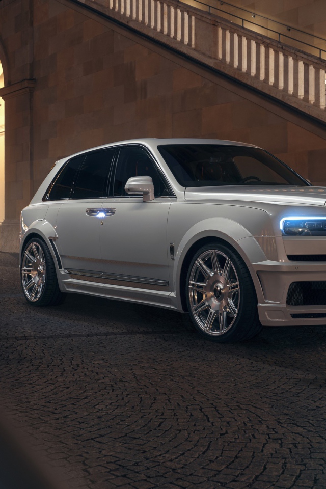 Белый автомобиль  Rolls-Royce Cullinan 2020 года у лестницы