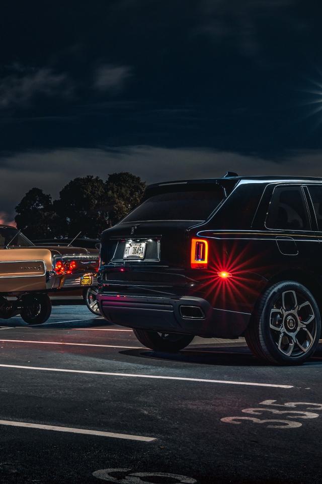 Черный Rolls-Royce Cullinan, 2020 года вид сзади