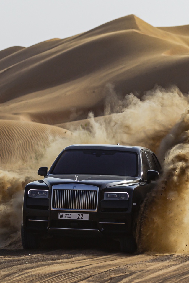 Черный автомобиль Rolls-Royce Cullinan в пустыне