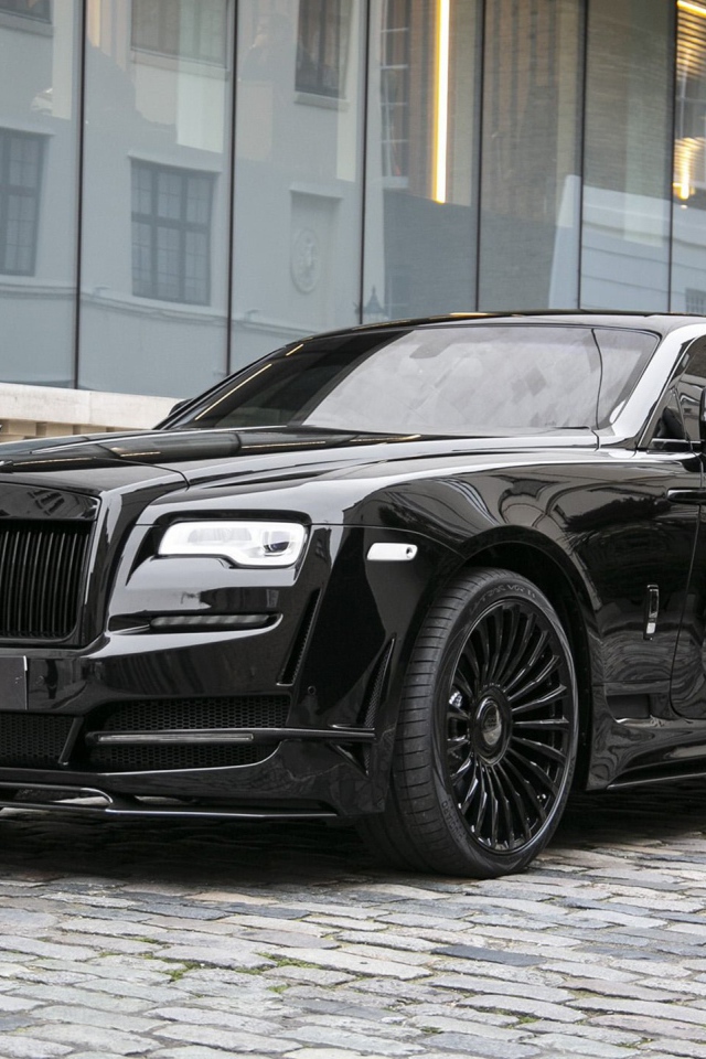 Черный автомобиль Rolls-Royce Wraith у здания 