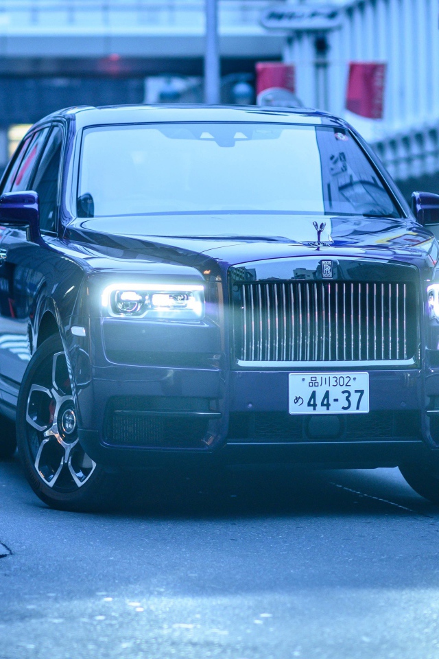 Автомобиль Rolls-Royce Cullinan с включенными фарами