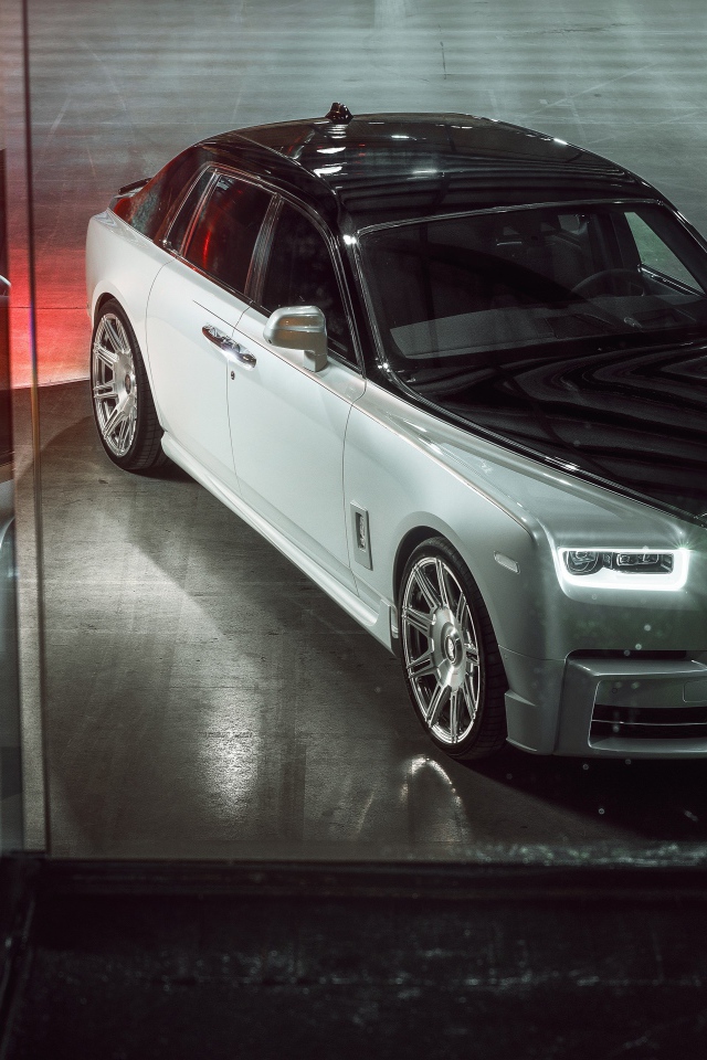 Серебристый автомобиль Rolls-Royce Phantom 2019 года