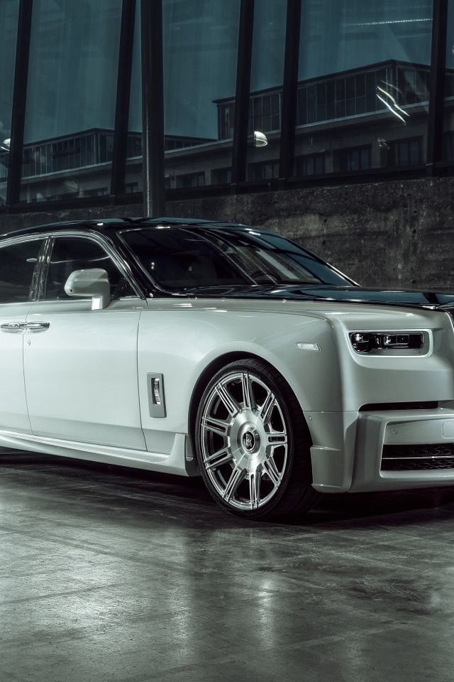 Стильный дорогой автомобиль  Rolls-Royce Phantom 2019 года