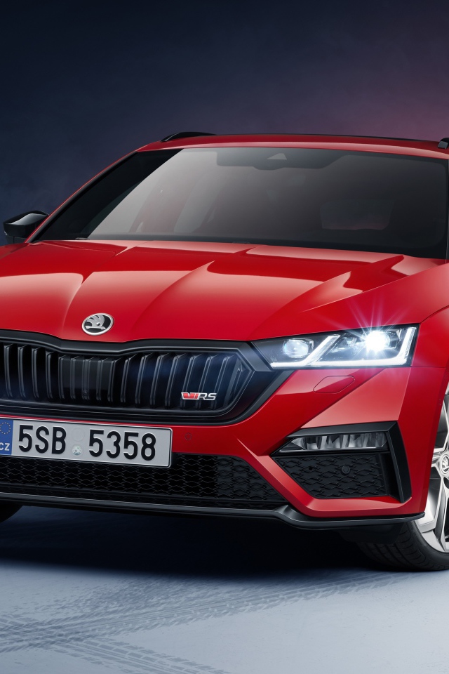 Красный автомобиль Skoda Octavia RS IV Combi 2020 года 