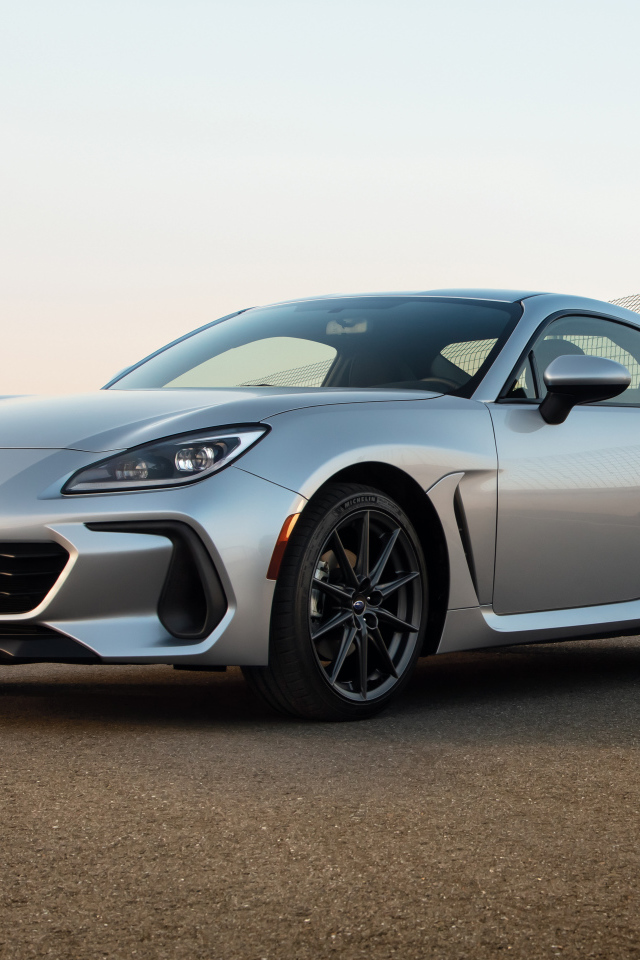 Серебристый автомобиль Subaru BRZ 2022 года