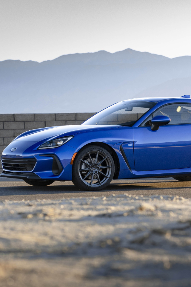 Синий автомобиль Subaru BRZ, 2022 года в лучах солнца