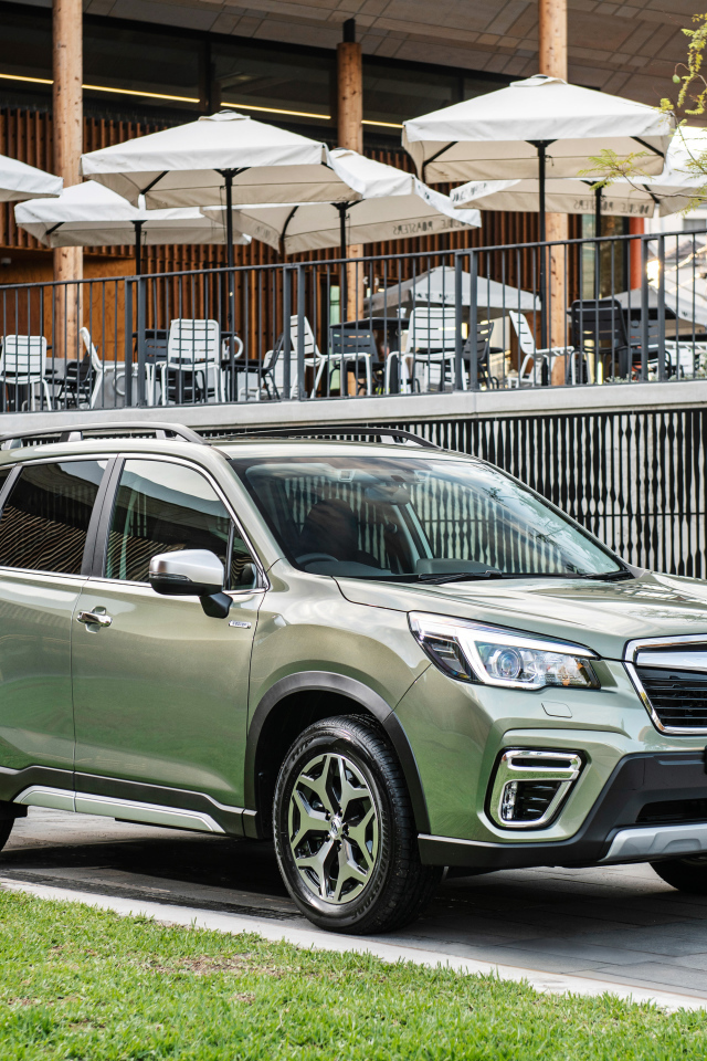 Кроссовер Subaru Forester, 2020 года стоит у кафе