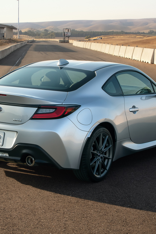 Серебристый автомобиль Subaru BRZ, 2022 года вид сзади