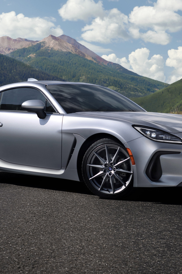 Серебристый автомобиль Subaru BRZ, 2022 года на фоне гор