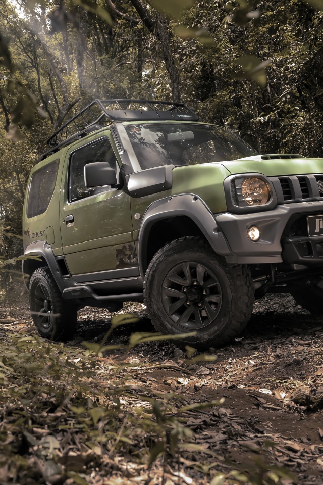 Внедорожник Suzuki Jimny Forest 2020 года едет в лесу
