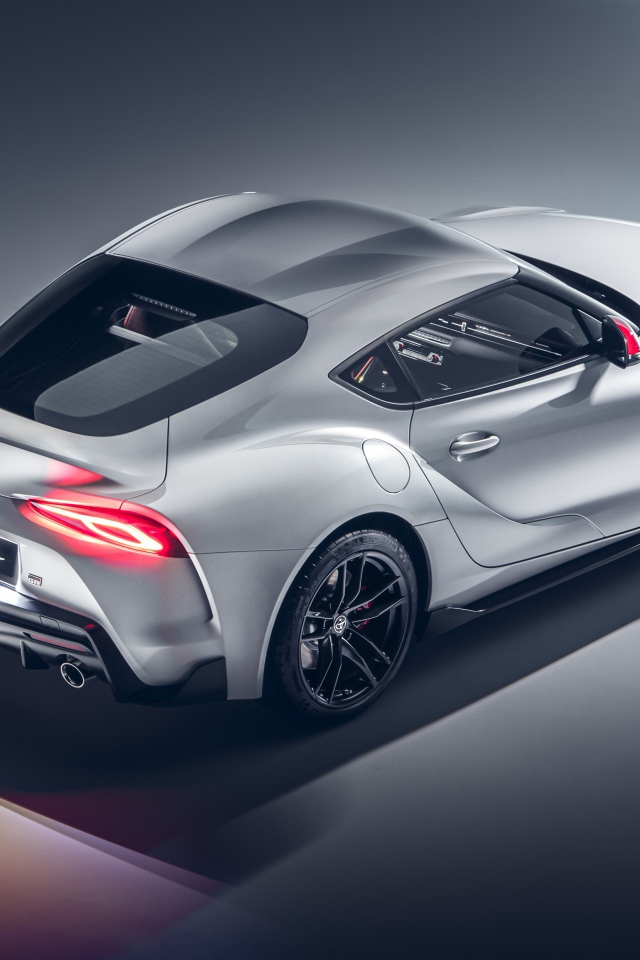 Автомобиль Toyota GR Supra 2L 2020 года на сером фоне