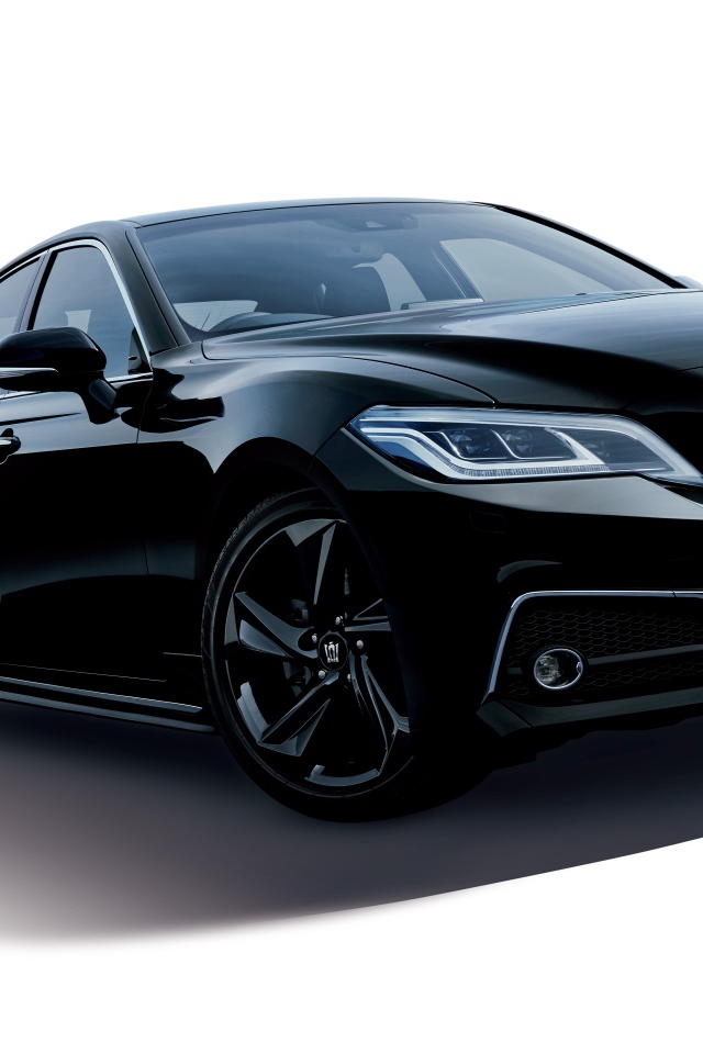 Черный автомобиль Toyota Crown RS Limited 2020 года на белом фоне