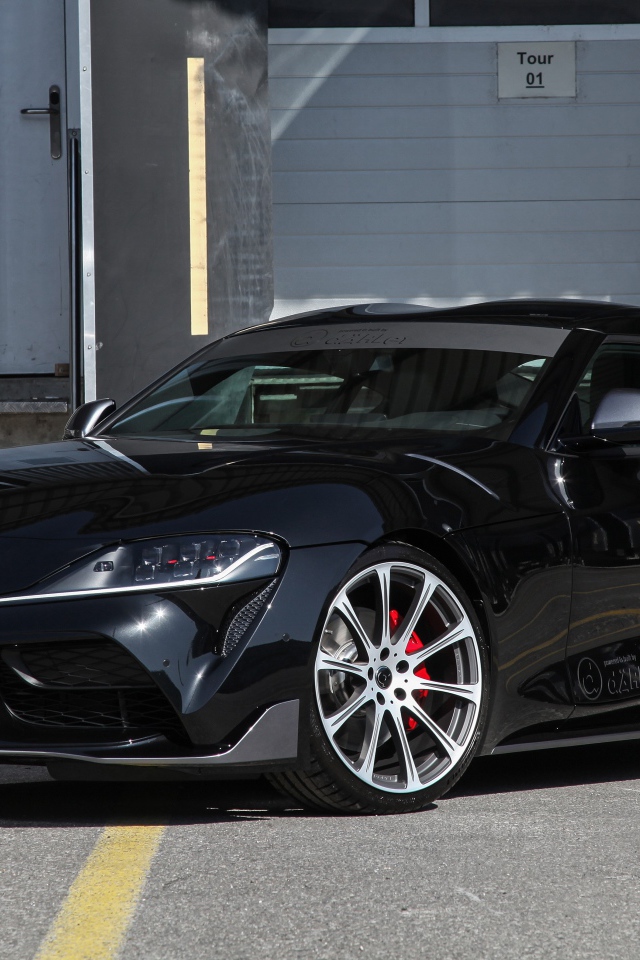 Черный автомобиль Toyota GR Supra 2020 года 