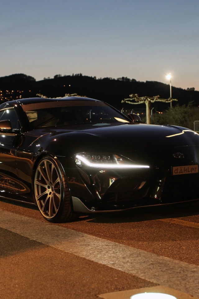 Черный автомобиль Toyota GR Supra 2020 года в парке