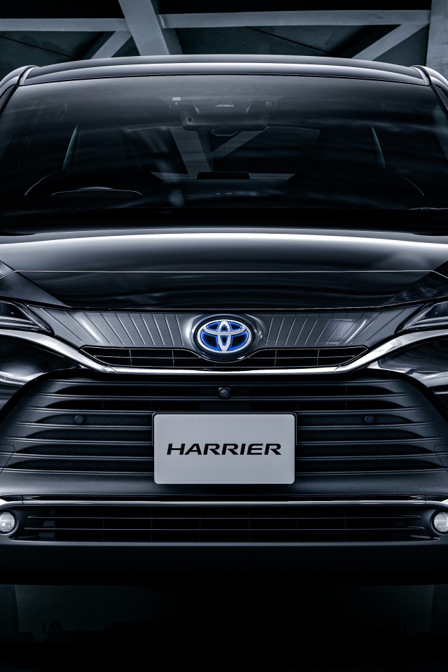 Черный автомобиль Toyota Harrier 2020 года вид спереди