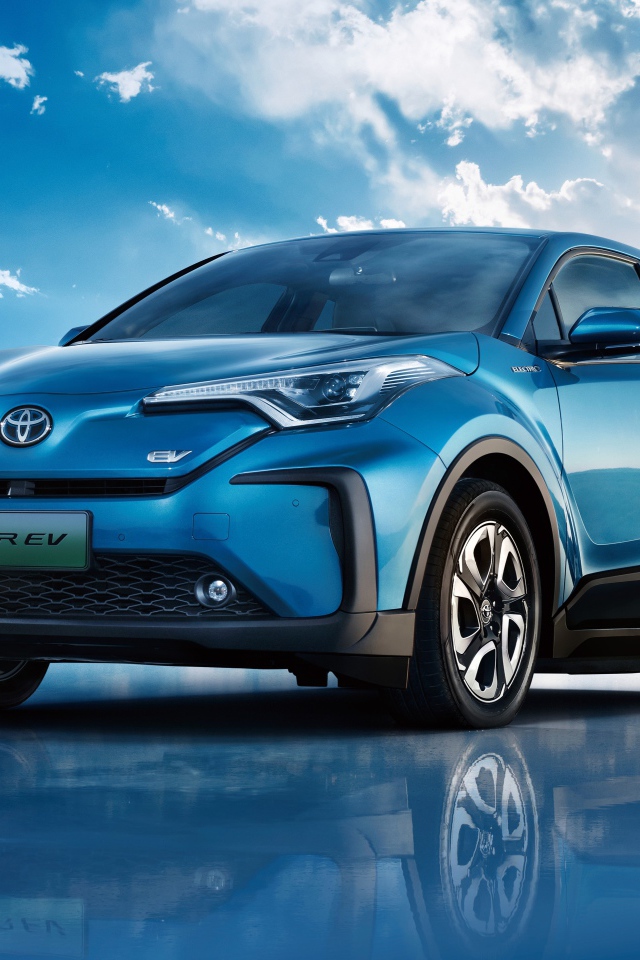 Синий автомобиль Toyota C-HR EV 2020 года под голубым небом 