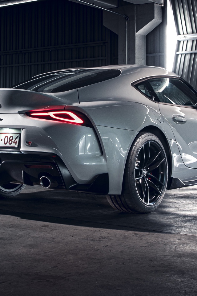 Белый автомобиль Toyota GR Supra 2 Fuji Speedway Edition 2020 года вид сзади 
