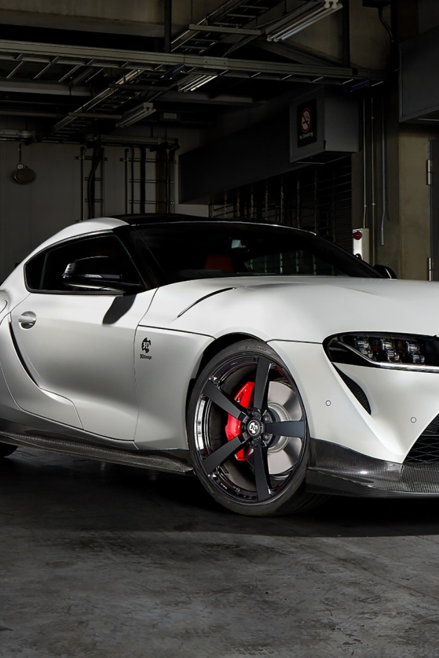 Белый автомобиль  Toyota GR Supra 2020 года в гараже