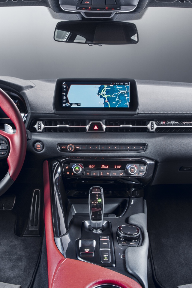 Кожаный салон автомобиля Toyota GR Supra 2L 2020 года