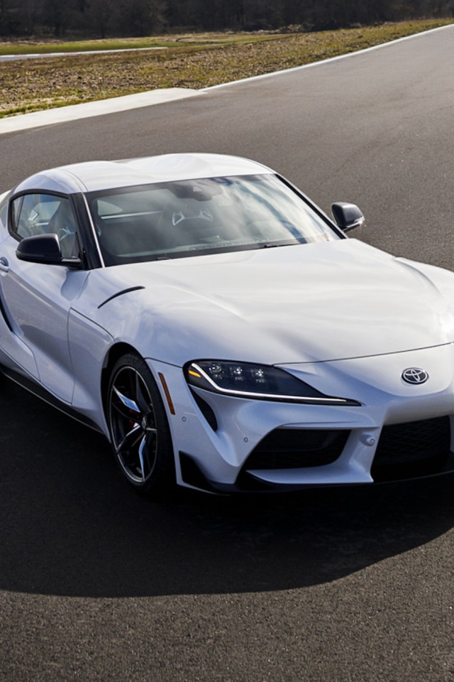 Спортивный автомобиль  Toyota GR Supra 3 Premium, 2020 года на трассе
