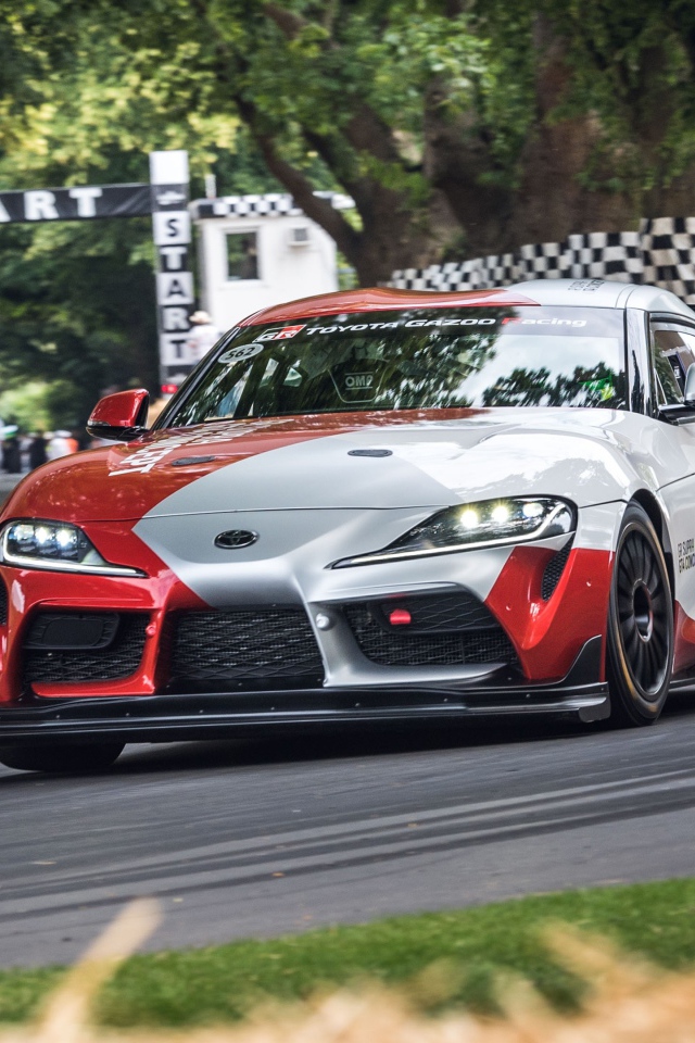 Спортивный автомобиль Toyota GR Supra GT4 Concept  на гонках 