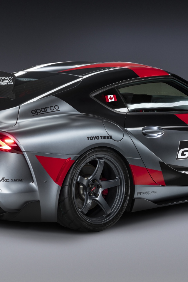 Спортивный автомобиль Toyota GR Supra Track Concept 2020 года вид сзади на сером фоне