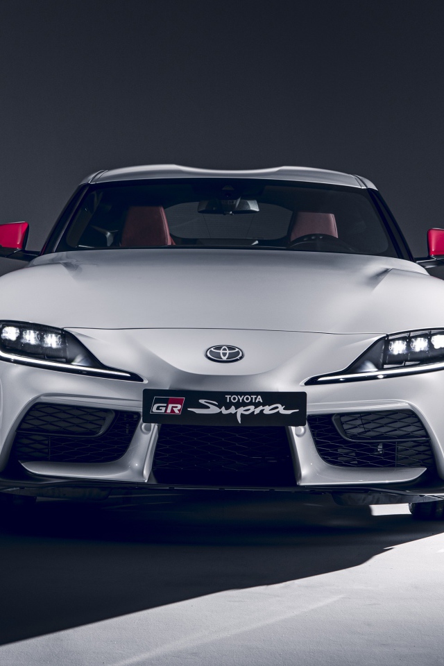 Белый автомобиль Toyota GR Supra 2L 2020 года вид спереди