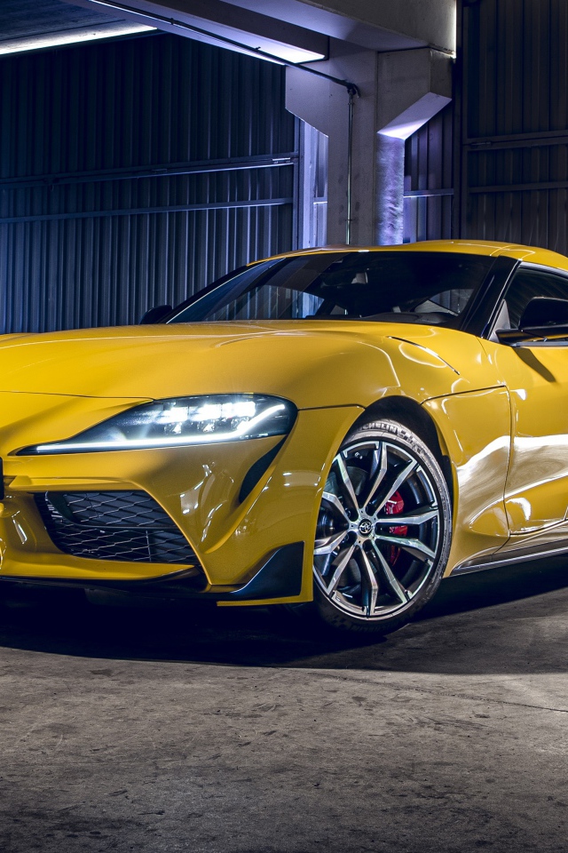 Желтый автомобиль Toyota GR Supra 2, 2020 года 