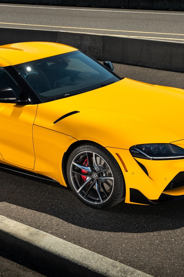 Желтый автомобиль  Toyota GR Supra, 2021 года 