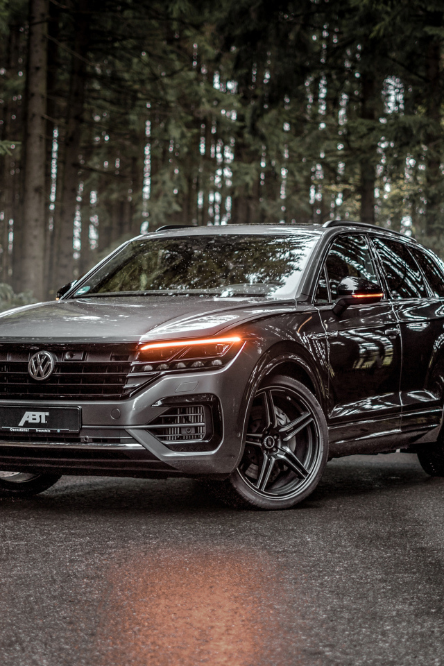 Внедорожник Volkswagen Touareg V8 TDI R-Line 2019 года в лесу