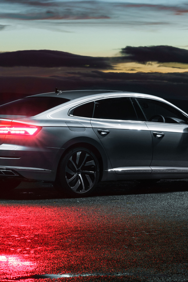 Автомобиль Volkswagen Arteon R-Line 2020 года вид сзади