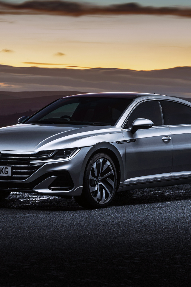Серебристый автомобиль Volkswagen Arteon R-Line 2020 года
