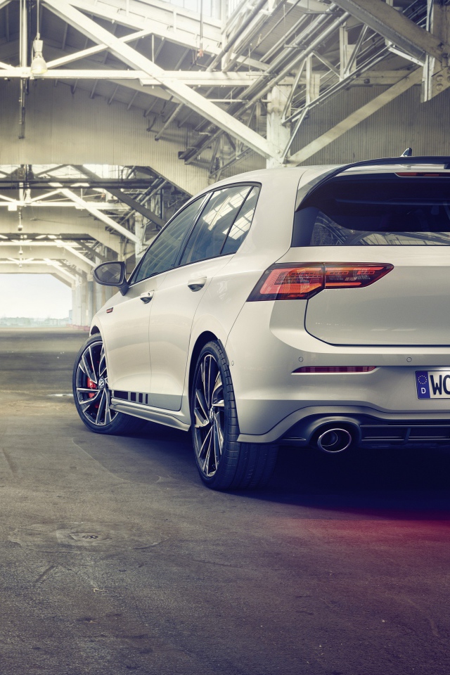 Автомобиль Volkswagen Golf GTI Clubsport 2020 года вид сзади 
