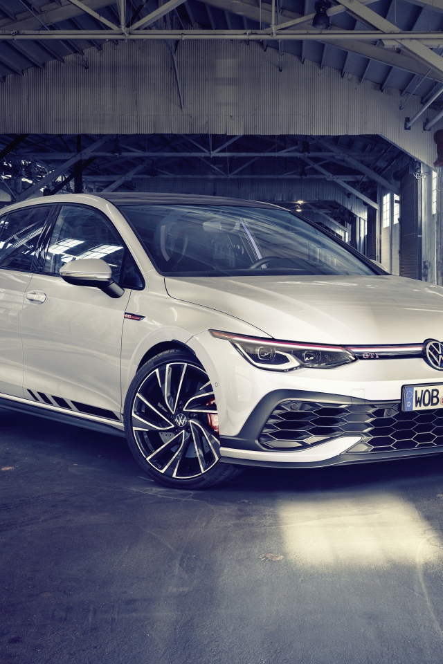 Белый автомобиль Volkswagen Golf GTI Clubsport 2020 года в гараже