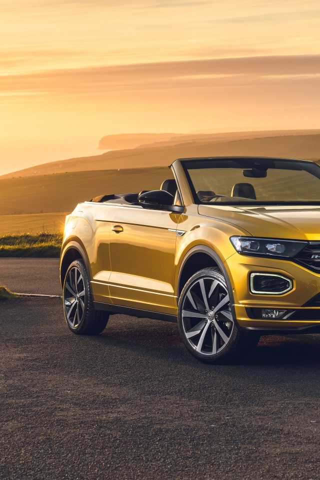 Автомобиль Volkswagen T-Roc Cabriolet R-Line 2020 года на фоне заката
