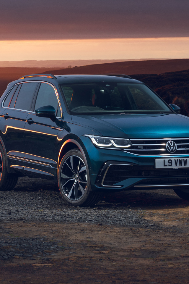 Голубой автомобиль Volkswagen Tiguan R-Line 2020 года на закате