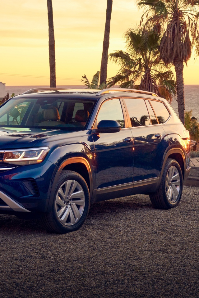 Синий внедорожник Volkswagen Atlas V6, 2021 года на фоне океана 