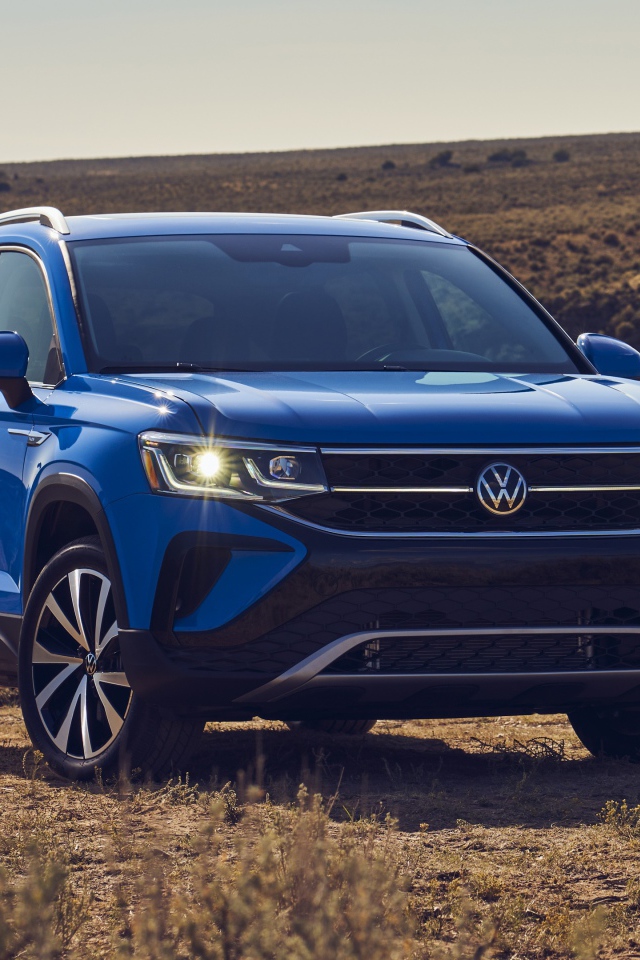 Синий автомобиль  Volkswagen Taos, 2022 года на поле 