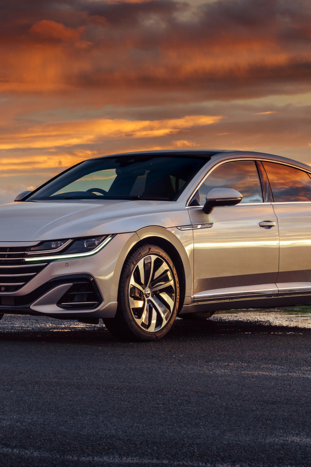 Серебристый автомобиль Volkswagen Arteon R-Line 2020 года на закате